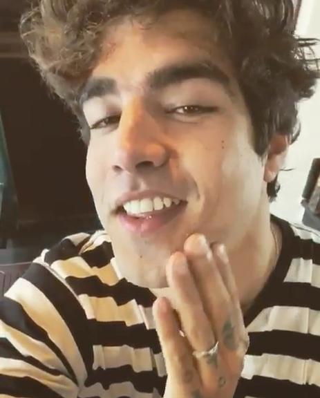 Caio Castro raspa barba e bigode