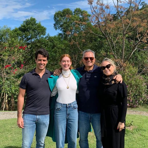 Marina Ruy Barbosa e o pai, Paulo, mãe, Gio e marido, Alexandre