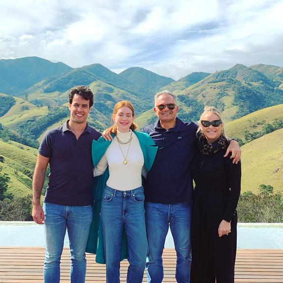 Marina Ruy Barbosa e o pai, Paulo, mãe, Gio e marido, Alexandre