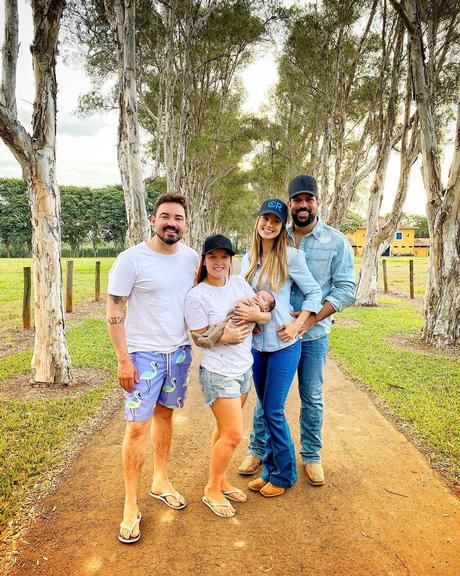 Fernando Zor e Maiara paparicam filho de Sorocaba