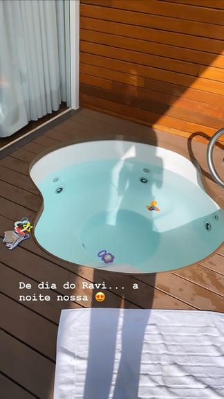 Filho do DJ Alok ganha banho de jacuzzi