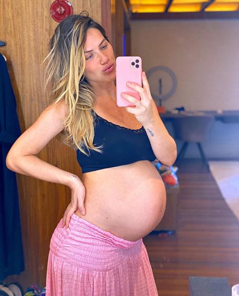 Giovanna Ewbank exibe seu barrigão há poucos dias de dar à luz