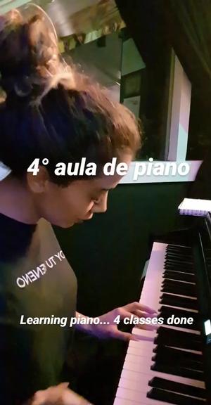 Anitta registra sua aula de piano e aptidão impressiona