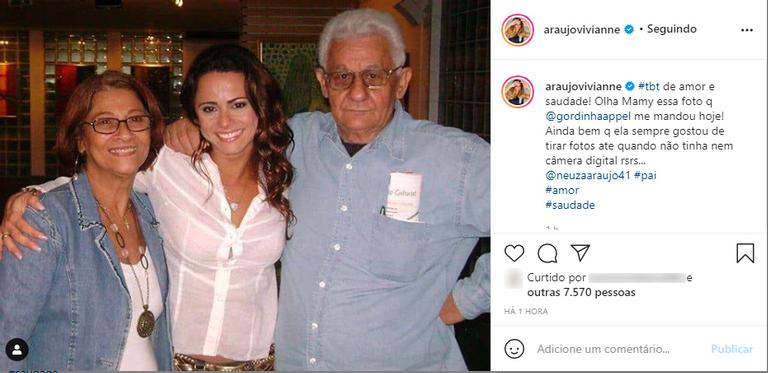 Viviane Araújo com a mãe e o pai