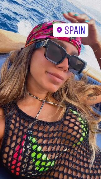 Anitta curte passeio luxuoso na Espanha