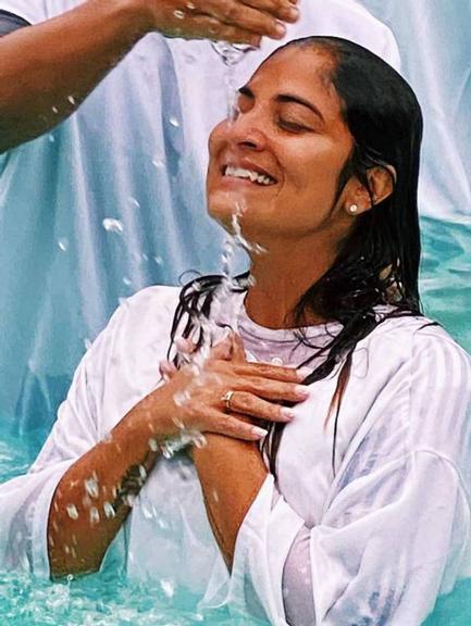 Irmã de Juliana Paes, Rosana Paes se batiza em igreja Evangélica