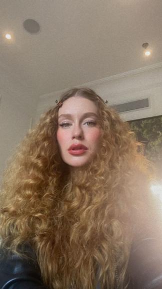 Marina Ruy Barbosa exibe madeixas ruivas na versão cacheada