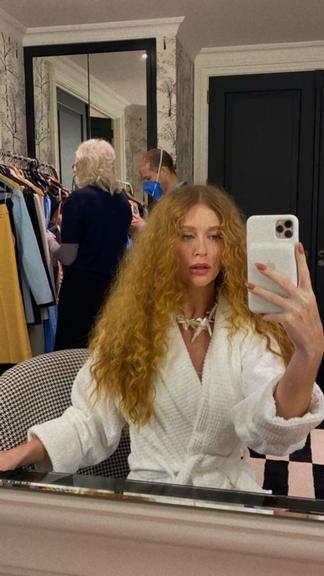 Marina Ruy Barbosa exibe madeixas ruivas na versão cacheada