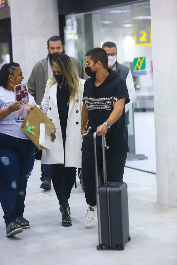 Após rumores de traição, Arthur Aguiar e Maíra Cardi surgem juntinhos em aeroporto