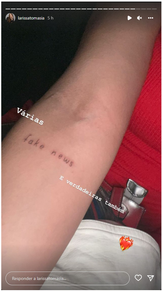 Ex-BBB Larissa Tomásia faz tatuagem