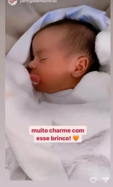 Filha de Fabíola Gadêlha de brinco