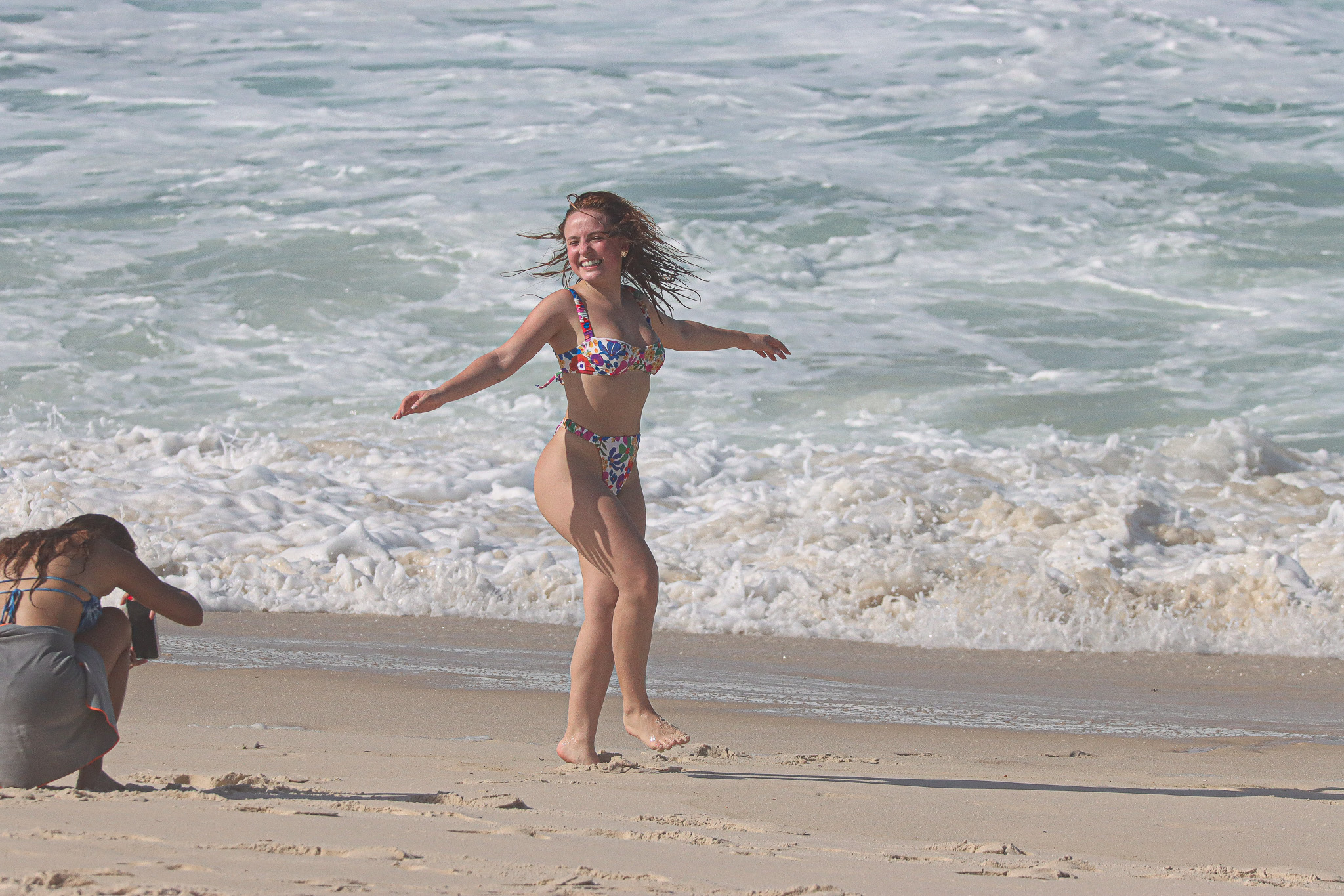 Larissa Manoela na praia de biquíni