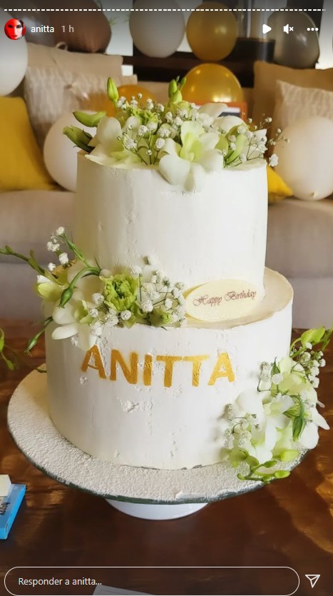 Anitta de biquíni aniversário na Tailândia