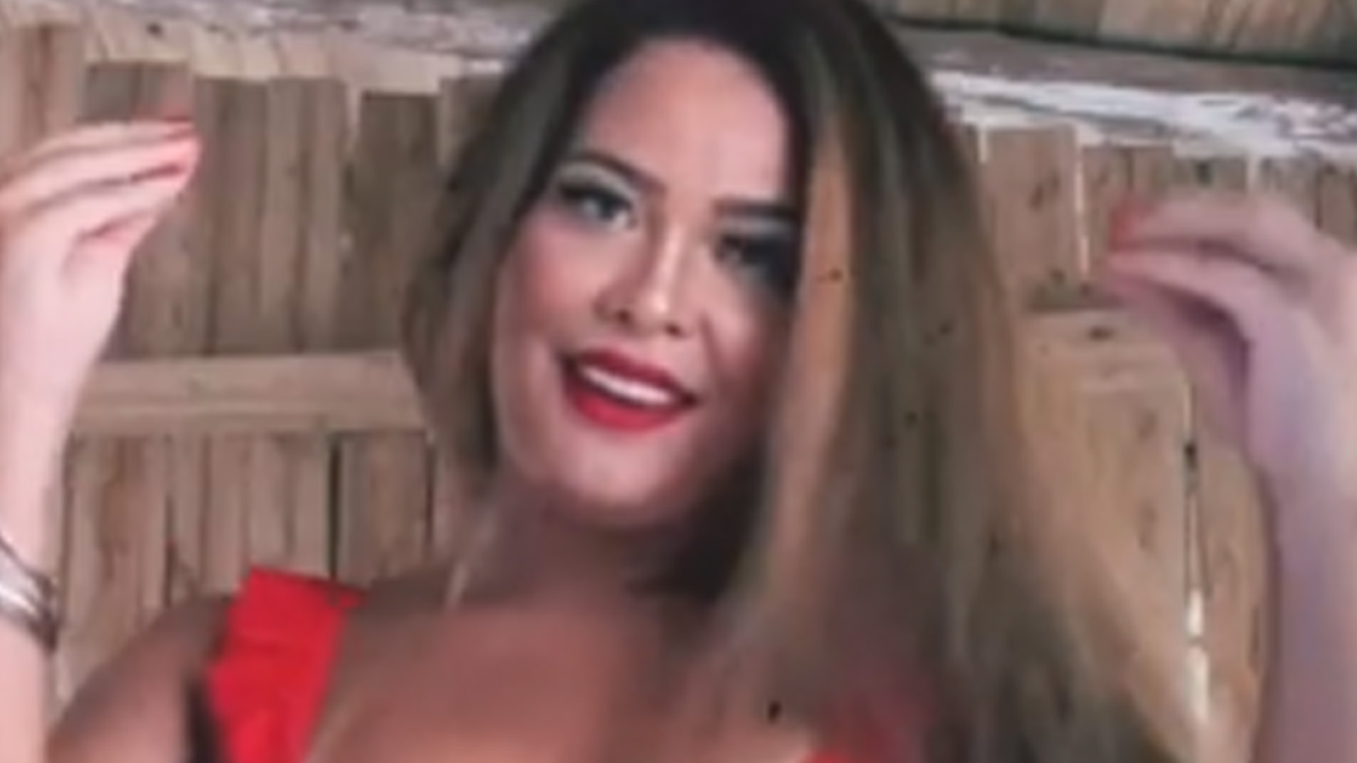 Geisy Arruda faz dancinha de biquíni com decote amplo: 