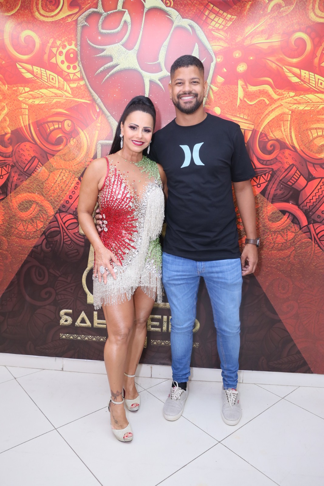 Viviane Araújo com look coladinho