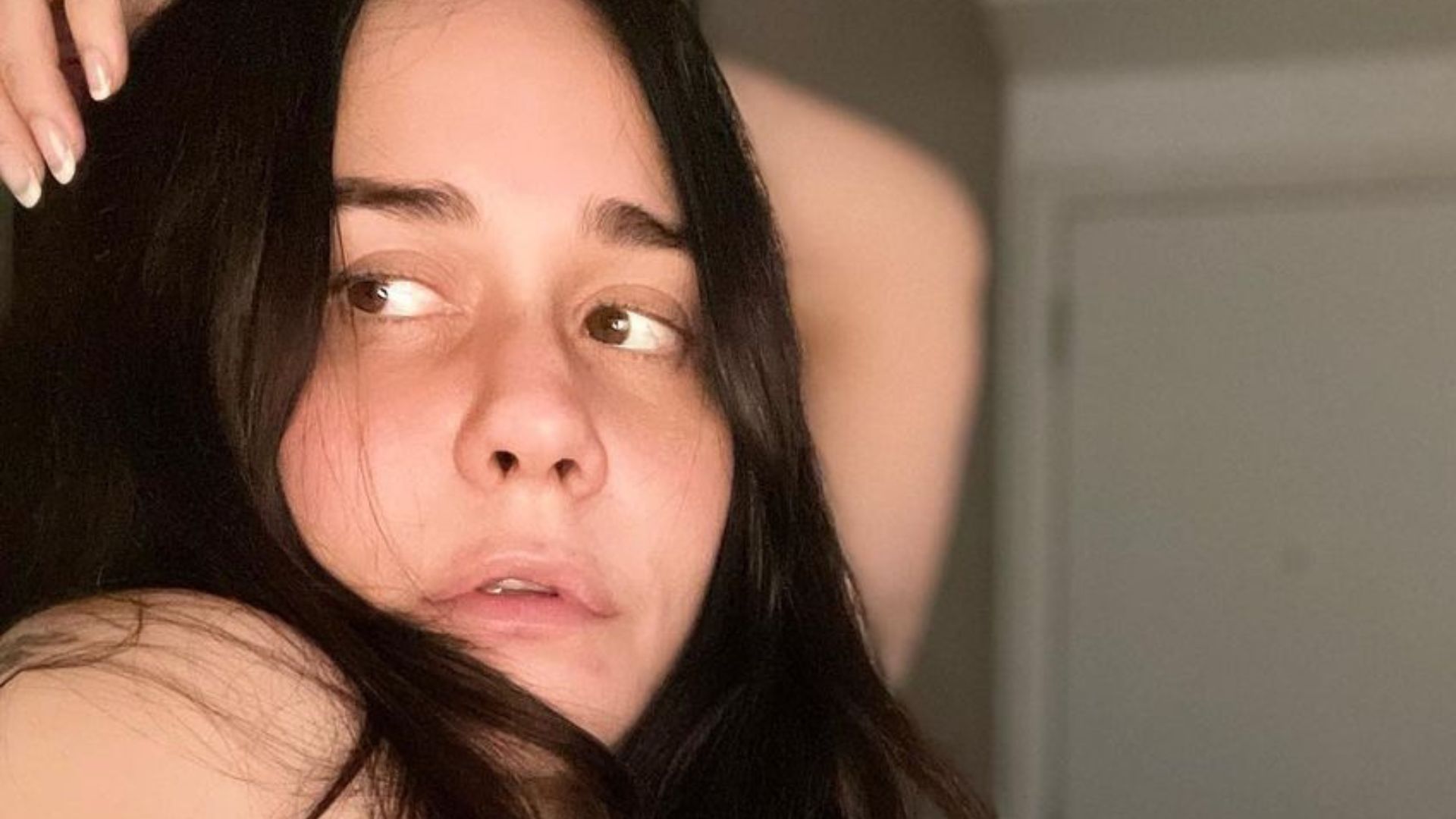 Alessandra Negrini deixa lateral dos seios à mostra em clique sensual e fãs  babam: 