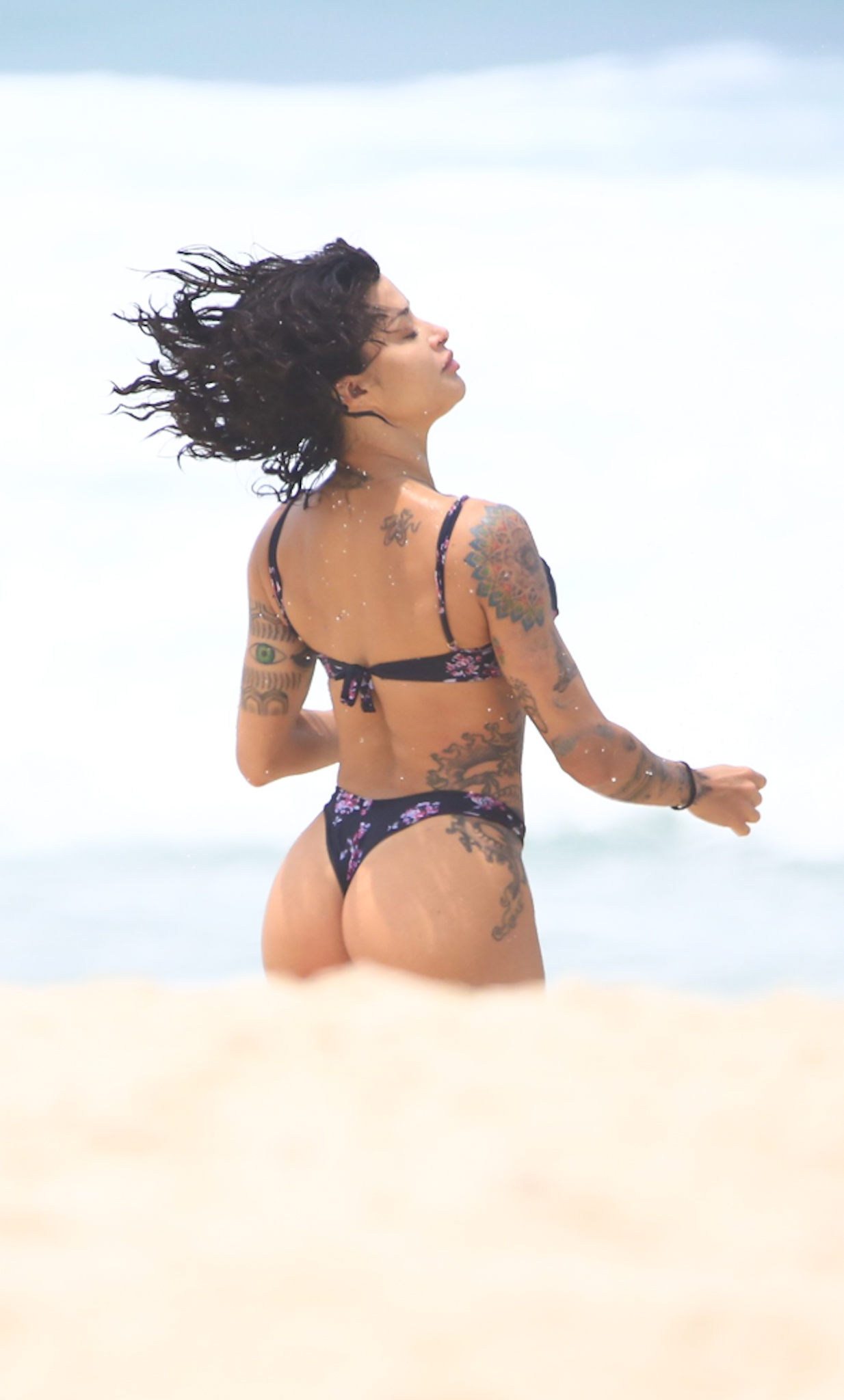 Aline Campos na praia