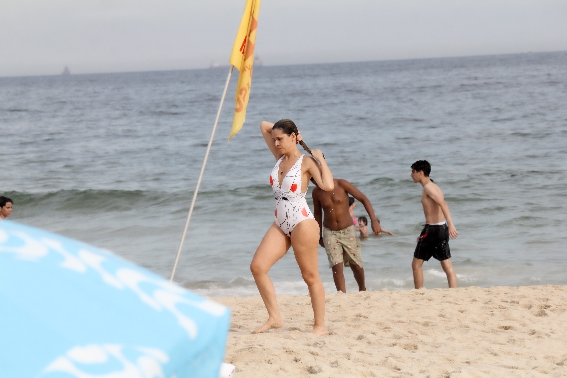 Foto de Ingrid Guimarães na praia