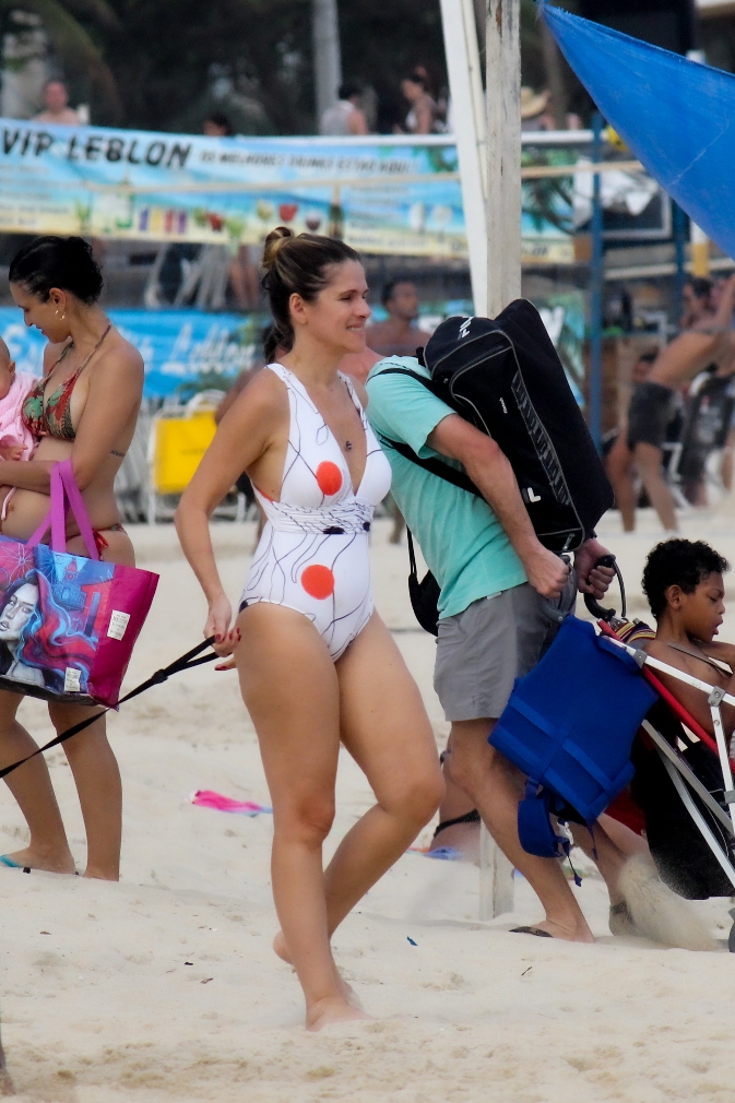 Foto de Ingrid Guimarães na praia