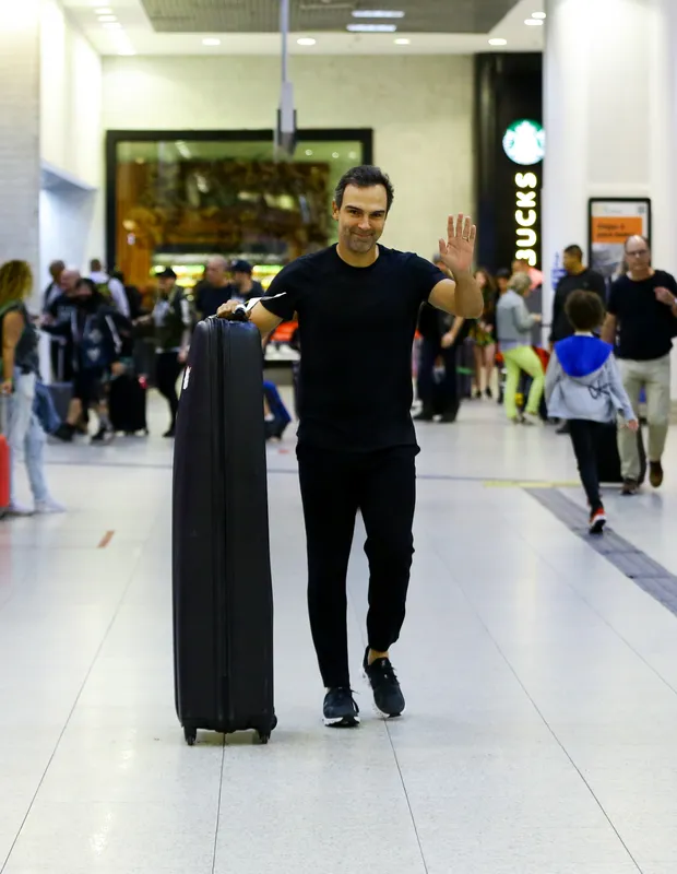 tadeu schmidt em aeroporto