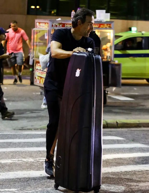 tadeu schmidt em aeroporto