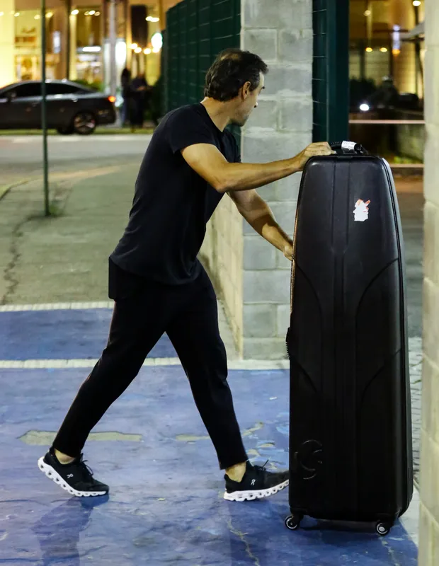 tadeu schmidt em aeroporto