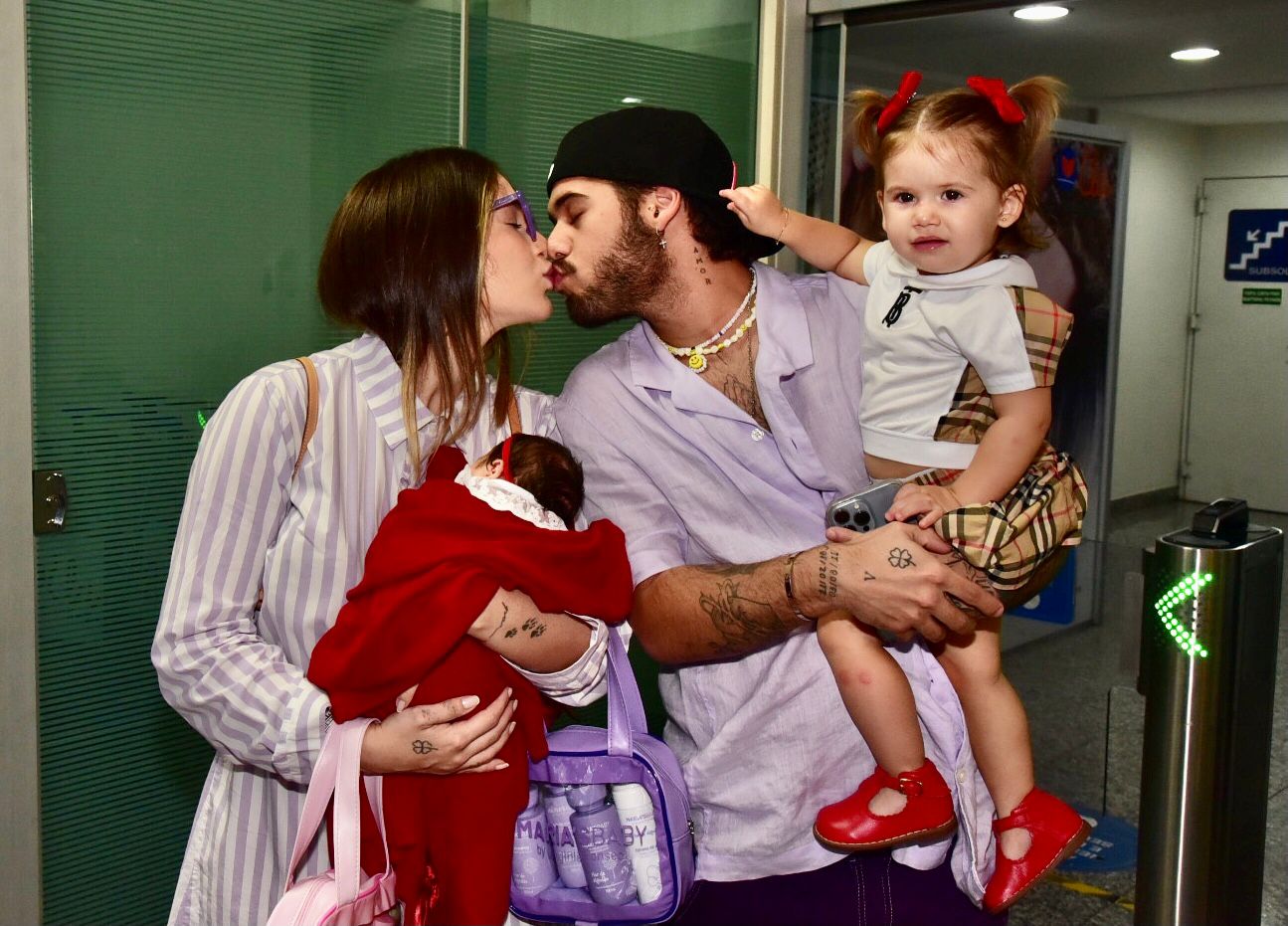 Foto de Virginia e Zé Felipe com as filhas Maria Alice e Maria Flor