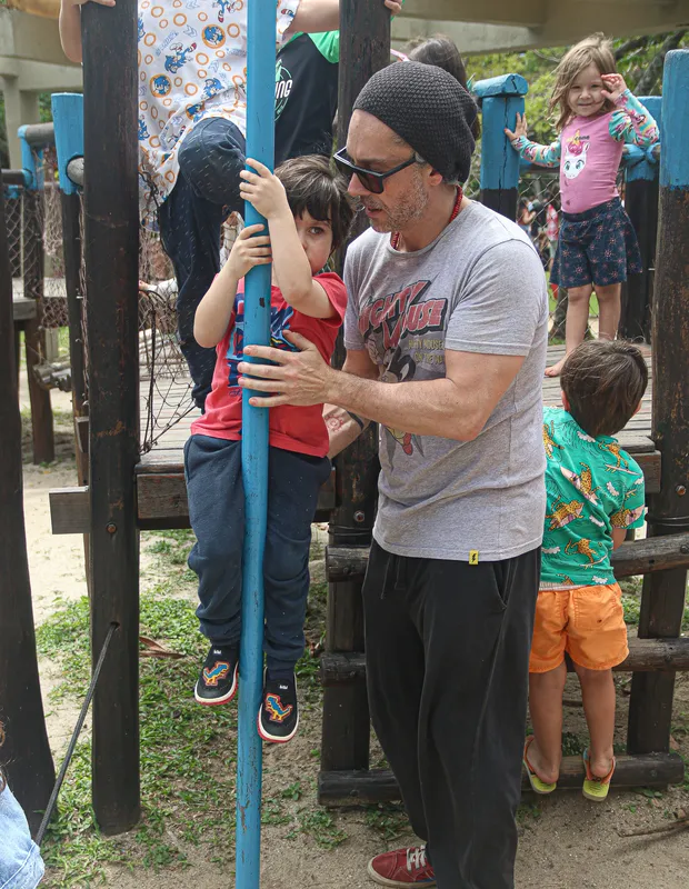 Enormes! Alexandre Nero é flagrado brincando com filhos em praça do Rio de Janeiro | Foto: Julio Melo/AgNews