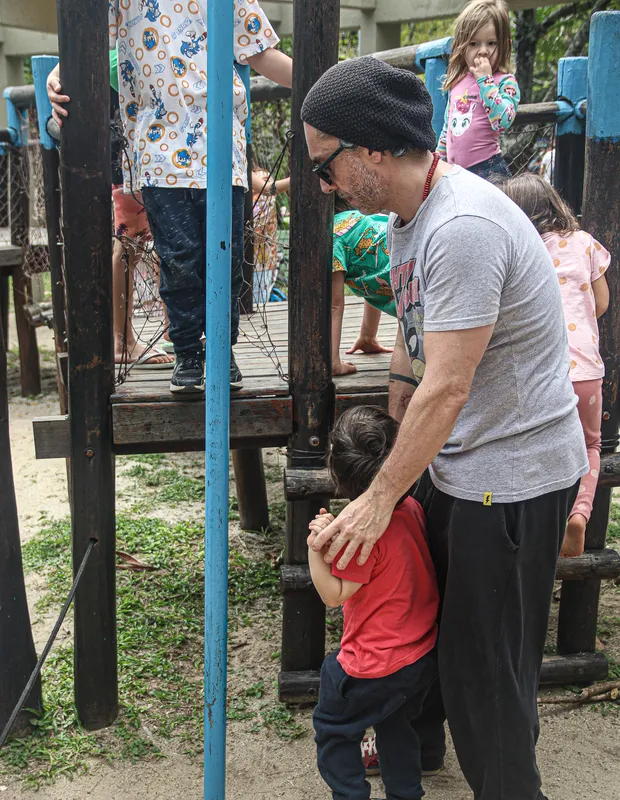 Enormes! Alexandre Nero é flagrado brincando com filhos | Foto: Julio Melo/AgNews