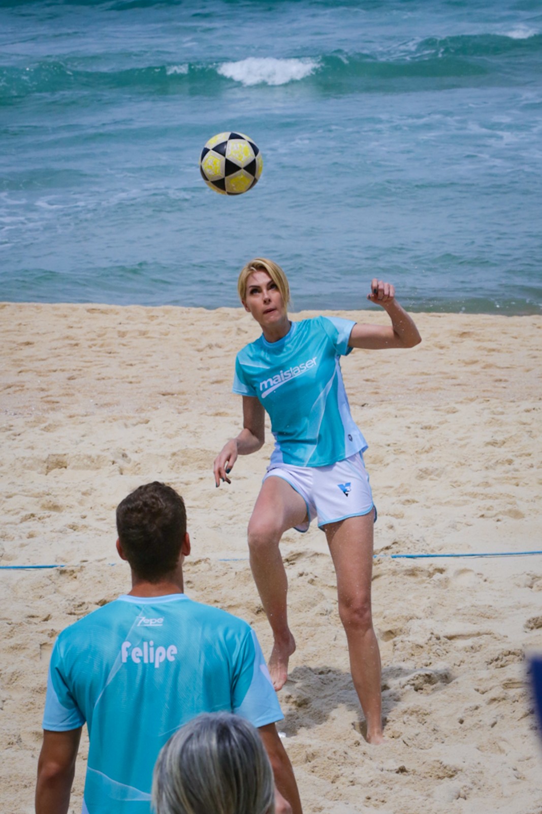 Foto de Ana Hickmann jogando futevôlei