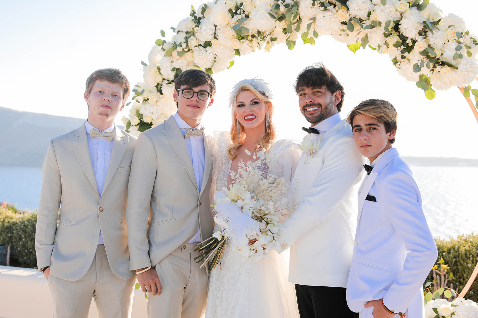 Val Marchiori no altar com o marido e filhos - Fotos: Kapetanakis Studios