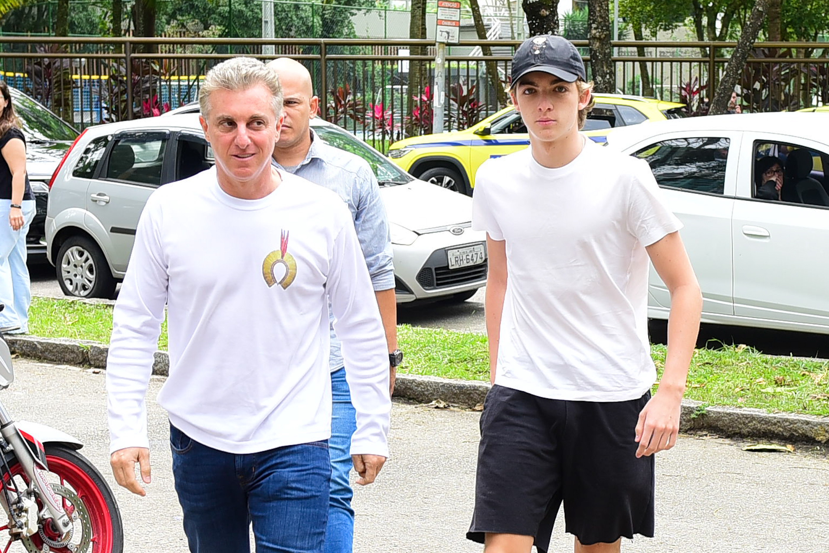 Luciano Huck e o filho votando