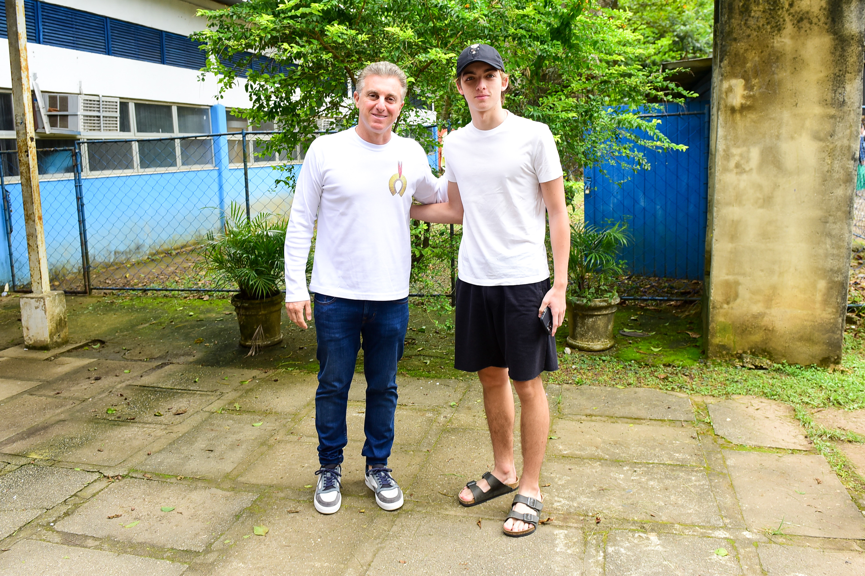 Luciano Huck e o filho votando