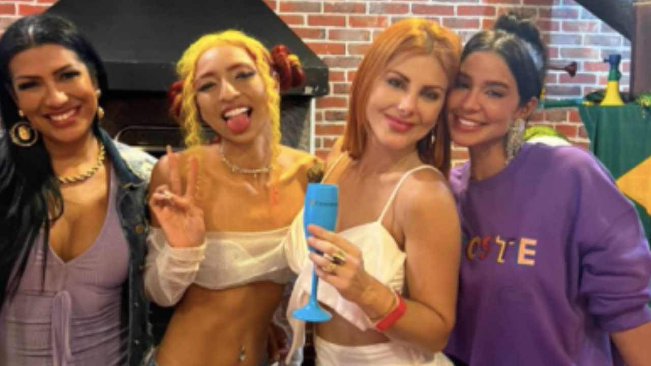 A Fazenda 14: Deborah provoca rivais e publica foto com Moranguinho: ‘Minha vida’