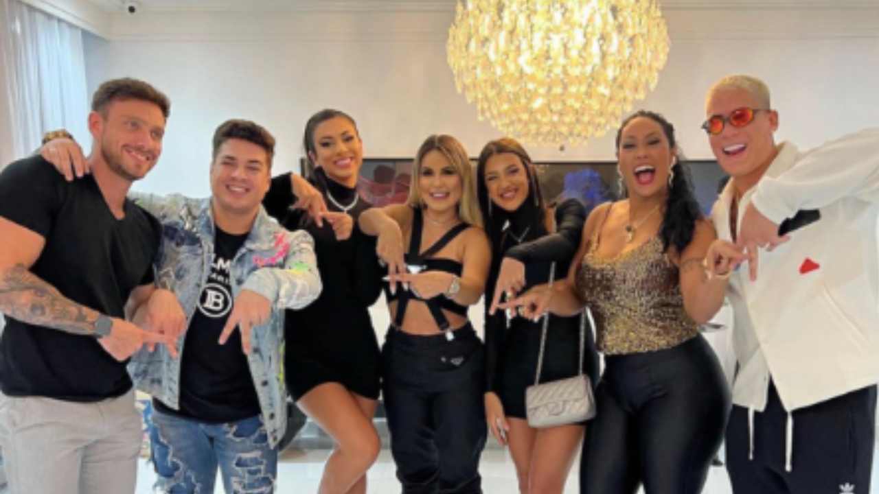 A Fazenda 14: Deolane Bezerra publica foto do encontro oficial do ‘grupo A’ e é detonada: ‘Arregonas’
