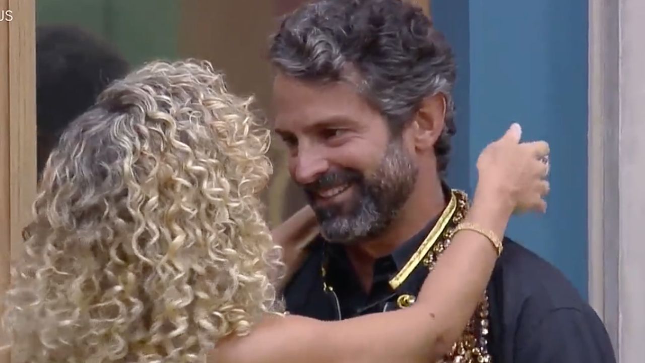 A Fazenda 14: Em clima de romance, Iran Malfitano agradece Babi por companhia: “Foi um prazer, que cama especial!”