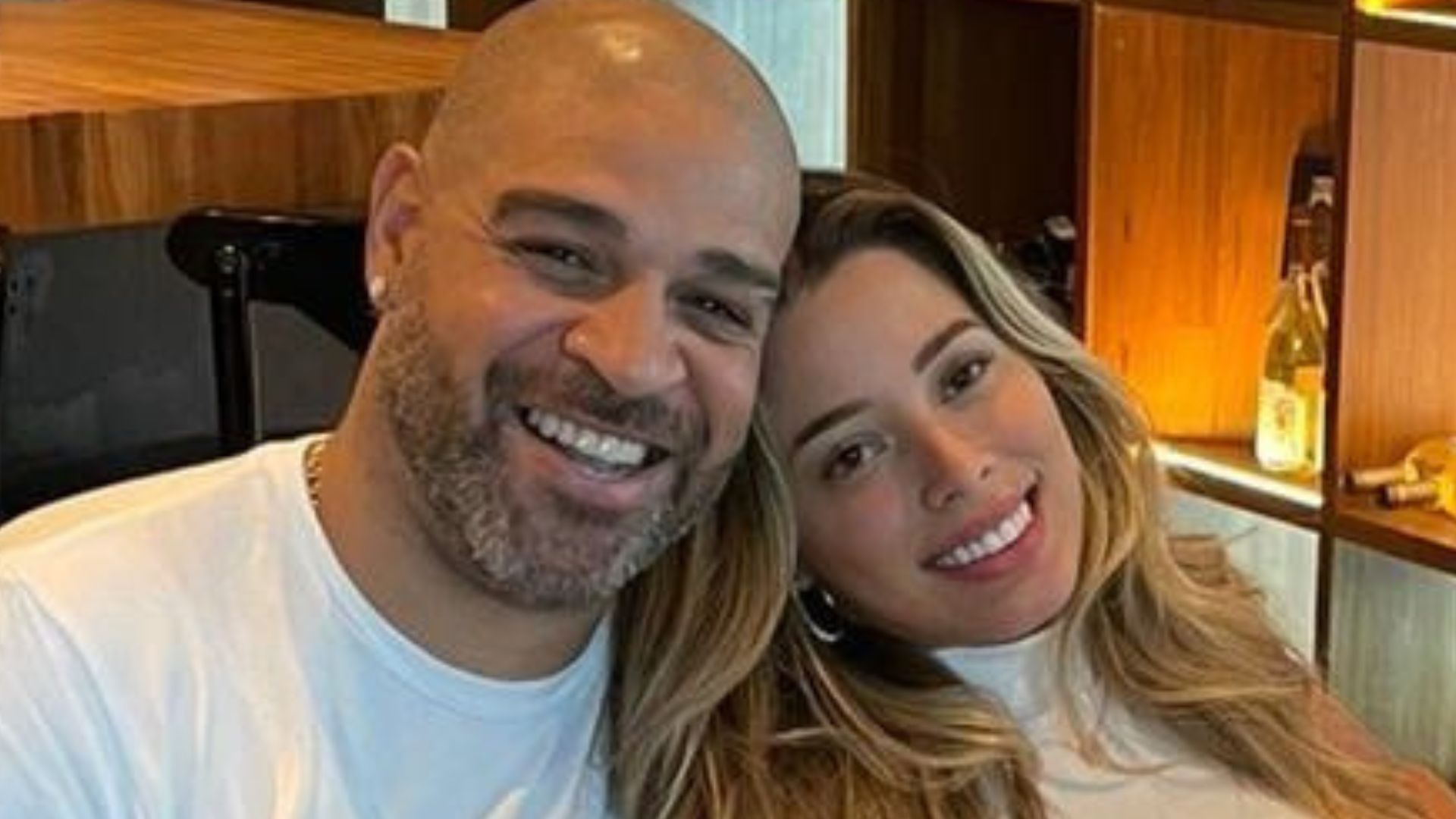 Águas passadas? Adriano Imperador agarra a esposa após crise: “Espero que a gente tenha força”