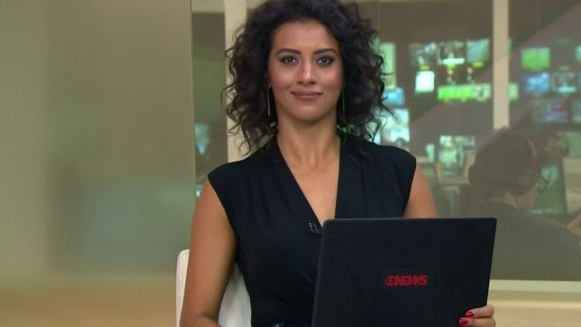 Ao lado do marido, Aline Midlej revela que está grávida da primeira filha: “Fruto do amor”