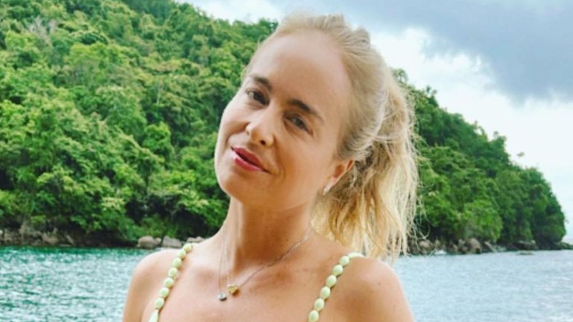 De biquíni, Angélica impressiona fãs com tamanho dos seios: “Silicone?”