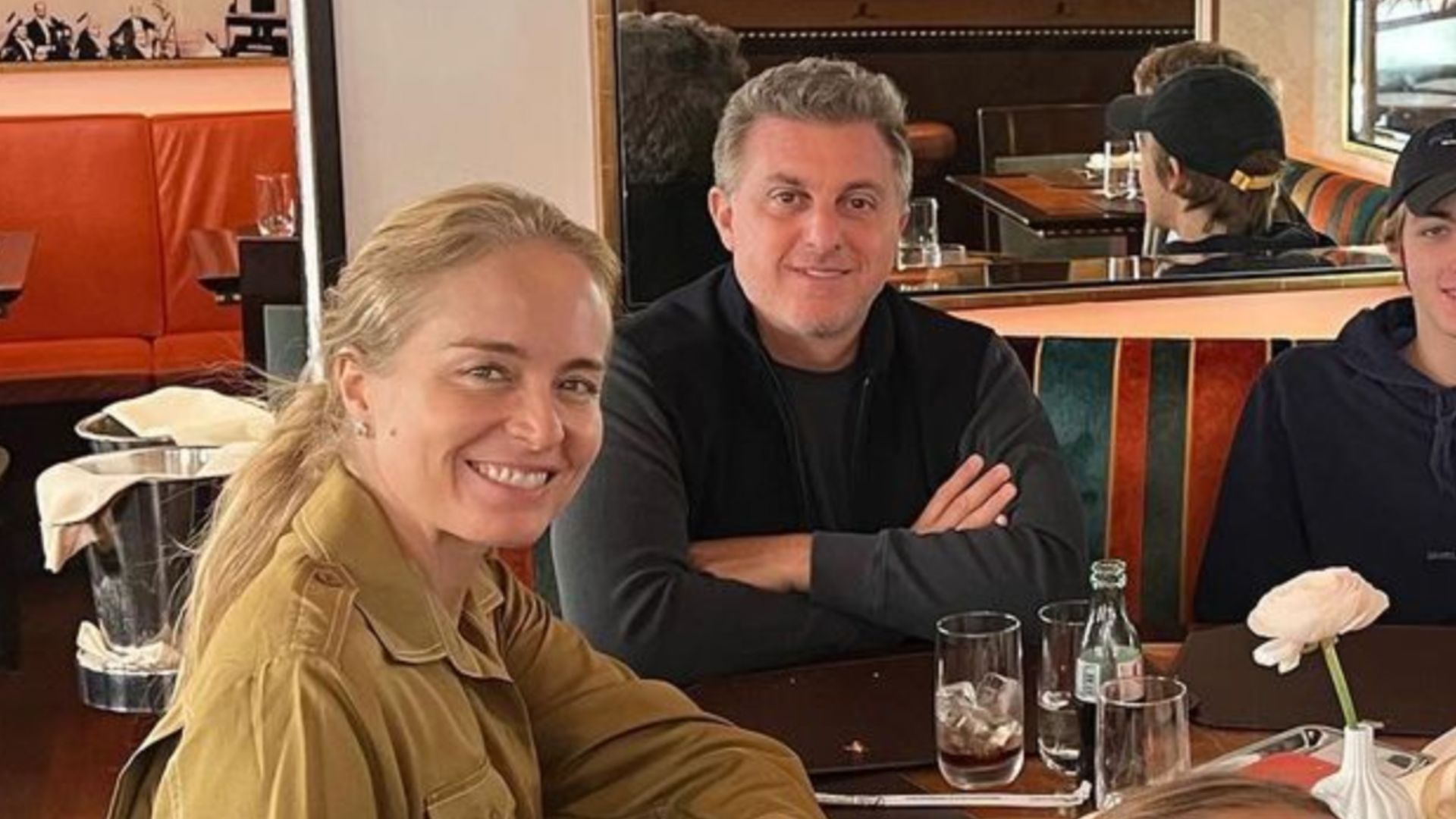O tempo voa! Angélica reúne os três filhos em foto e fãs ficam chocados: “Estão criados”