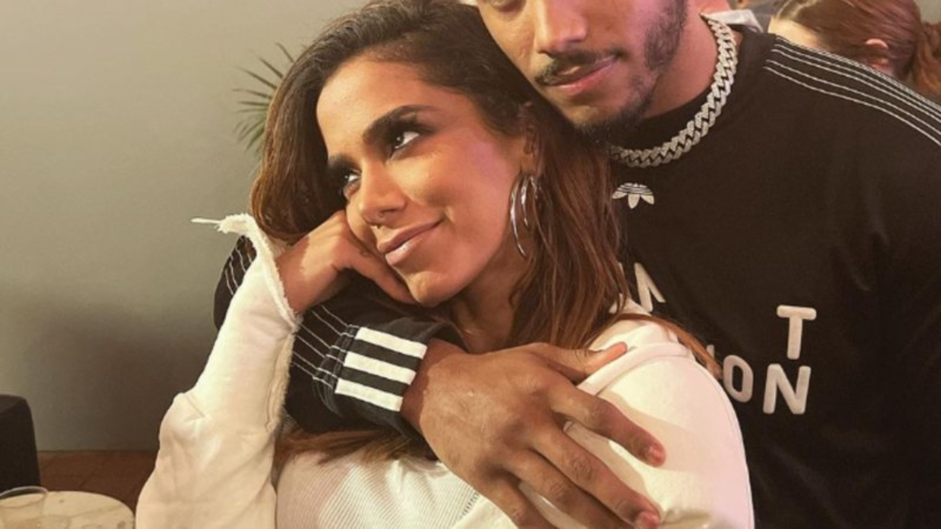 Tá rolando? Anitta surge agarradinha com ator gringo gato e fãs exigem: “Realiza esse sonho”