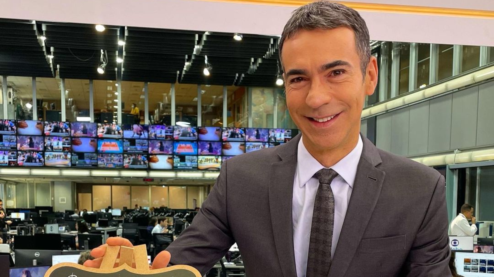 Cesar Tralli comemora 52 anos com surpresa incrível nos bastidores do ‘Jornal Hoje’: “Tanto carinho”