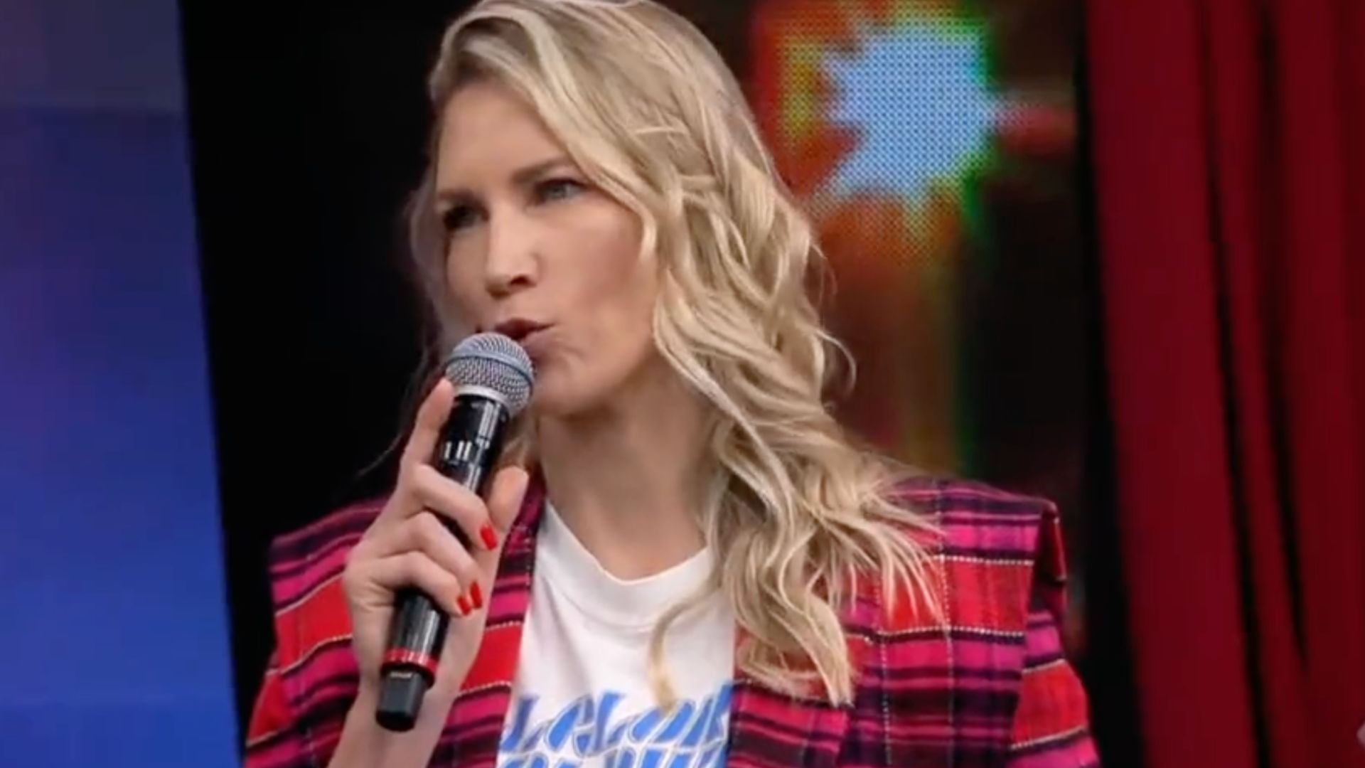 Anne Lottermann quebra o protocolo no Faustão e volta atrás após erro: “Queria pedir desculpas”