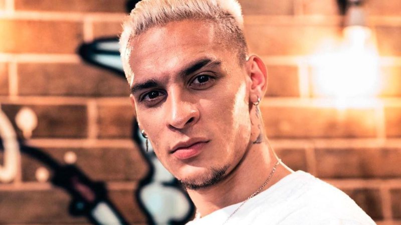 Mais uma? Além da amante, Antony da Seleção estaria se envolvendo com uma terceira namorada