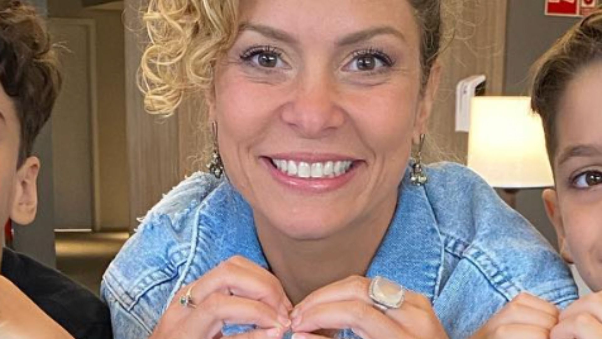 Agora milionária, Bárbara Borges posa com os dois filhos e desabafa: “Meus maiores bens”