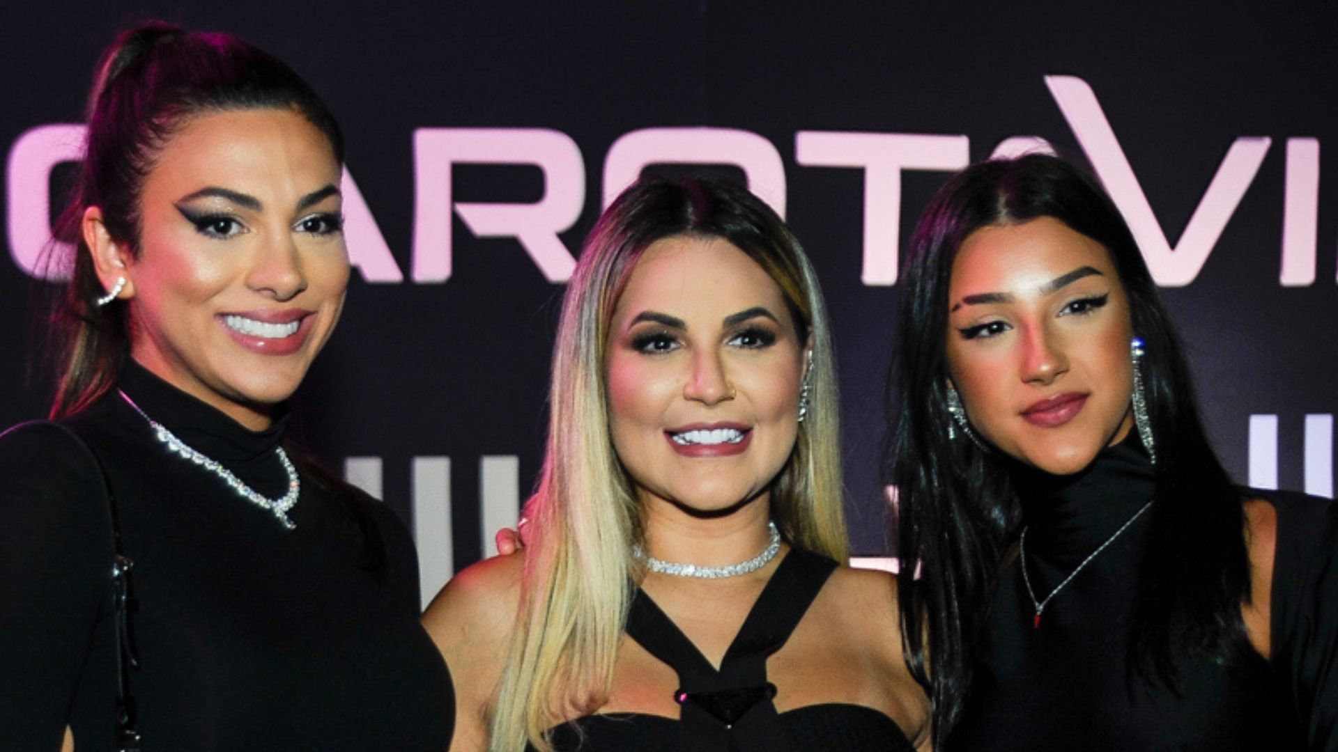Poderosas! Deolane, Bia e Pétala vão juntas pra farra e apostam em looks picantes