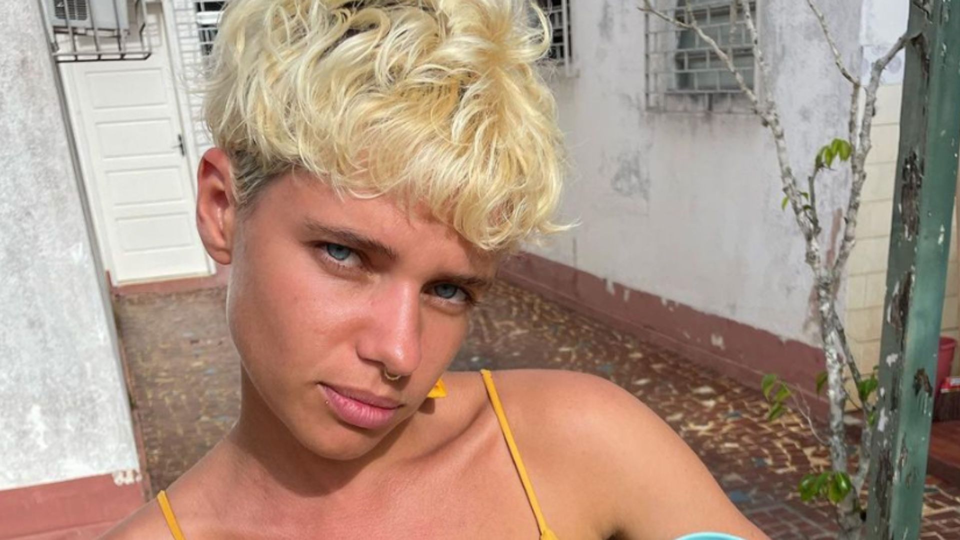 Bruna Linzmeyer exibe virilha peluda em clique de biquíni e fãs reagem: “Mata virgem”