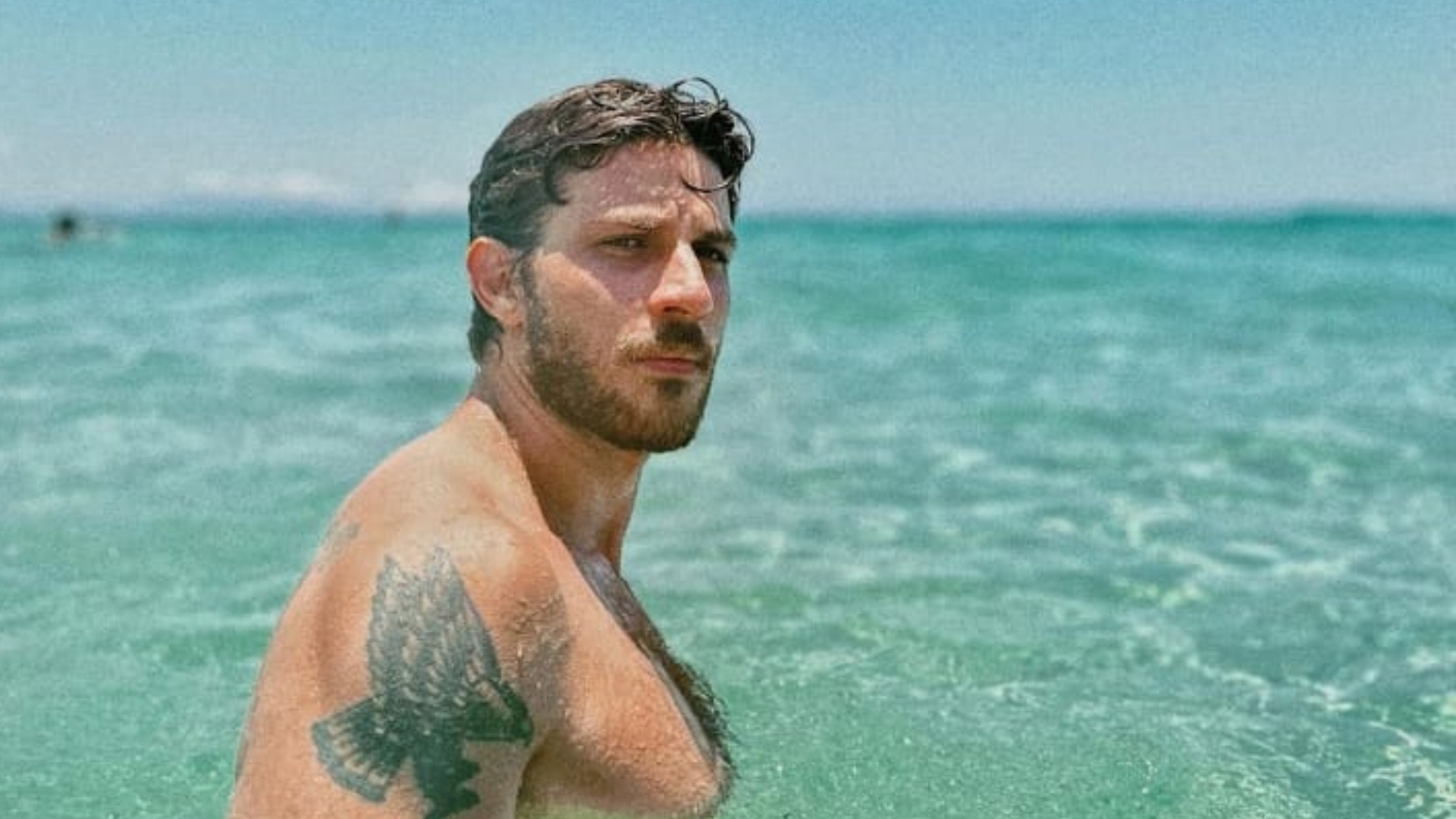 Na praia, Chay Suede posa sem camisa e corpo escultural rouba a cena: “Nem sei pra onde olhar”