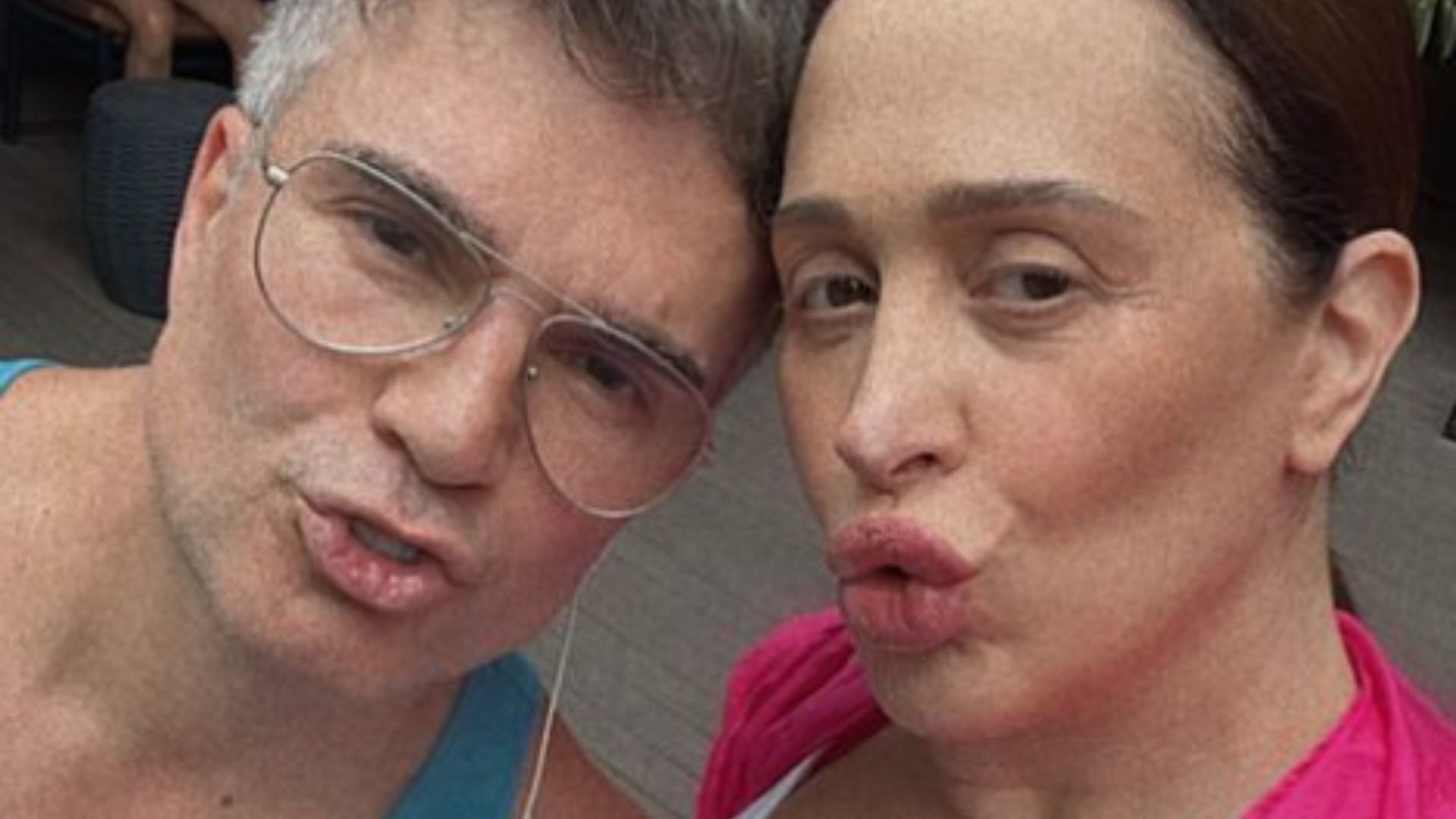 Com o marido, Claudia Raia deixa barrigão para fora na academia: “Malhando com ele”