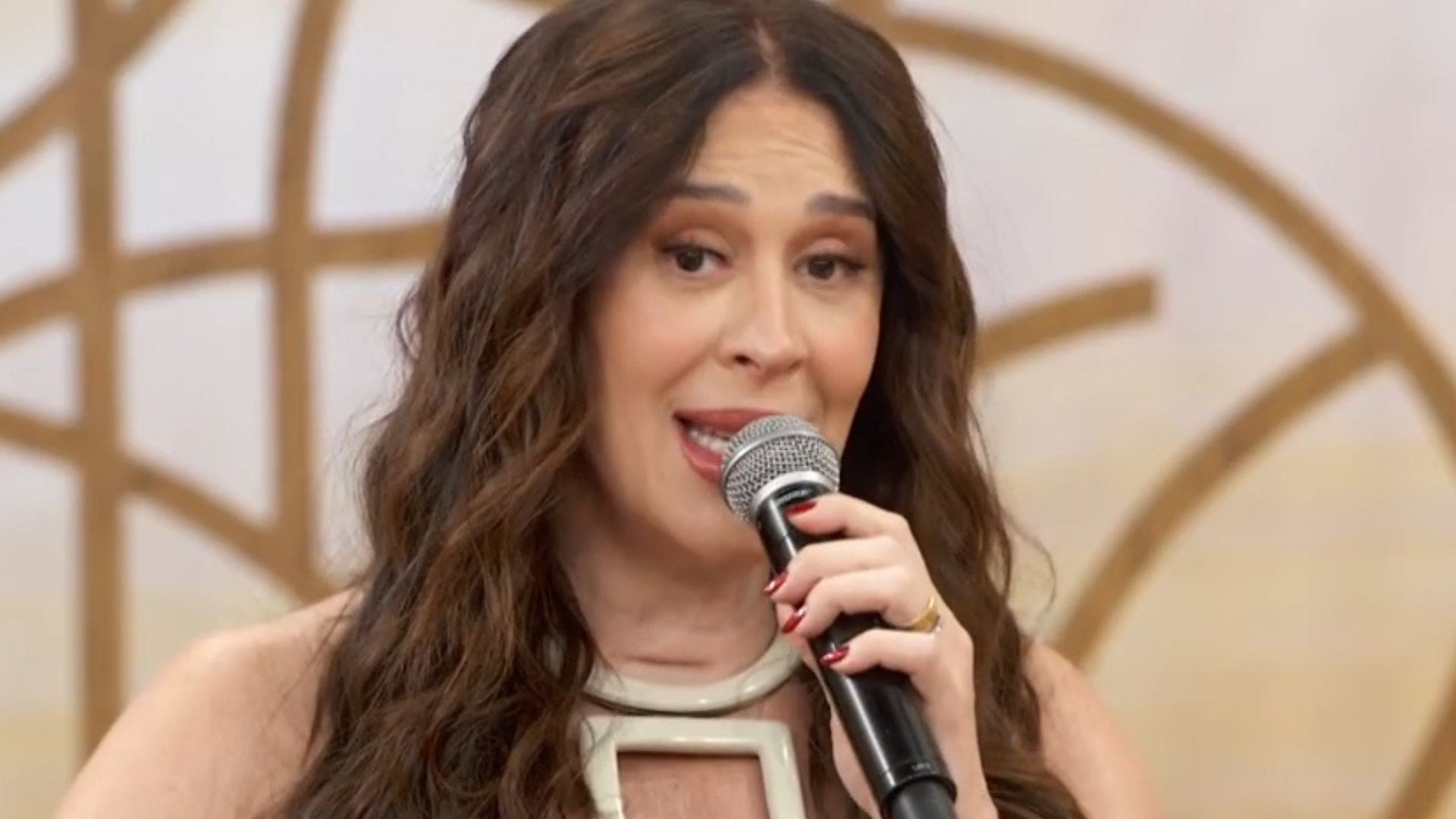 Claudia Raia sofre convulsão na praia e descobre problema de saúde: “Ninguém sabia”